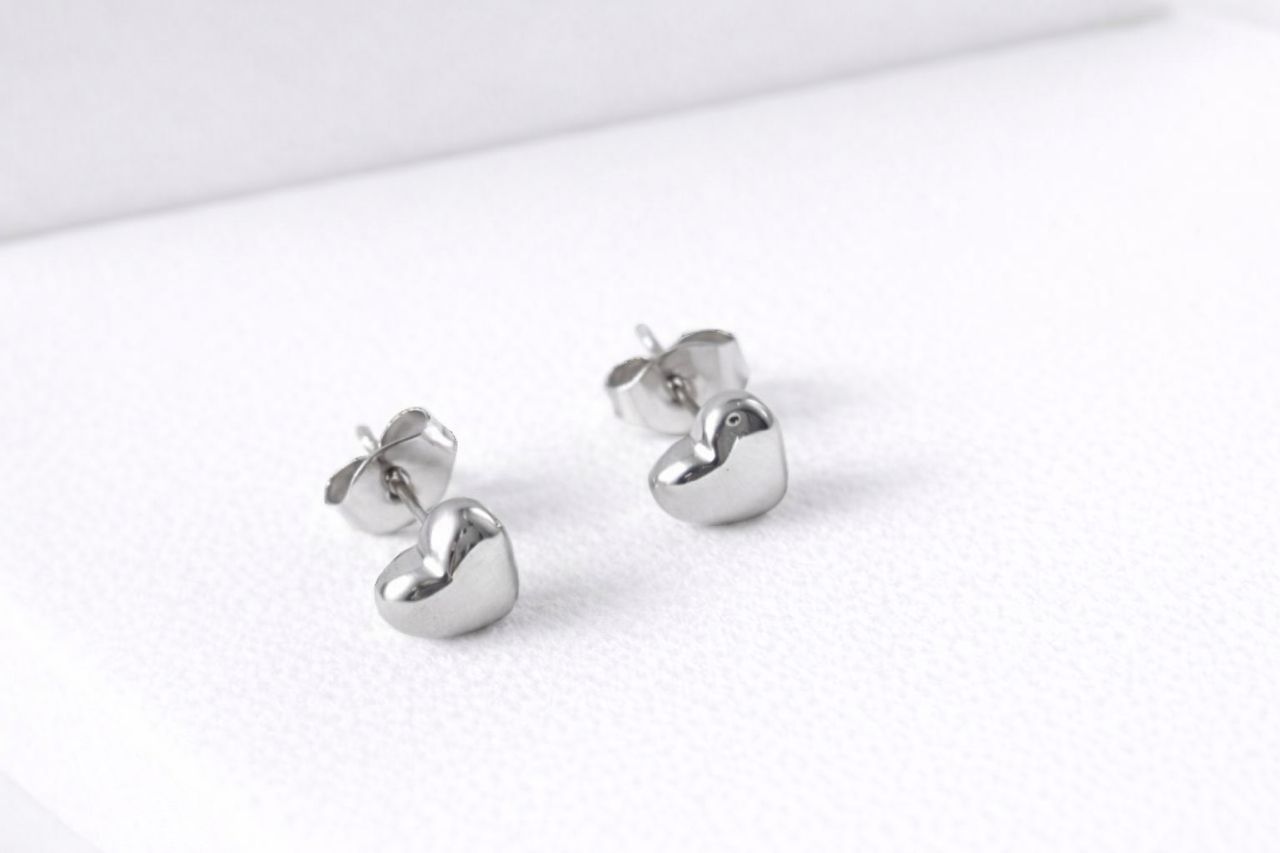 MINI STAINLESS STEEL HEART  STUD SILVER/GOLD